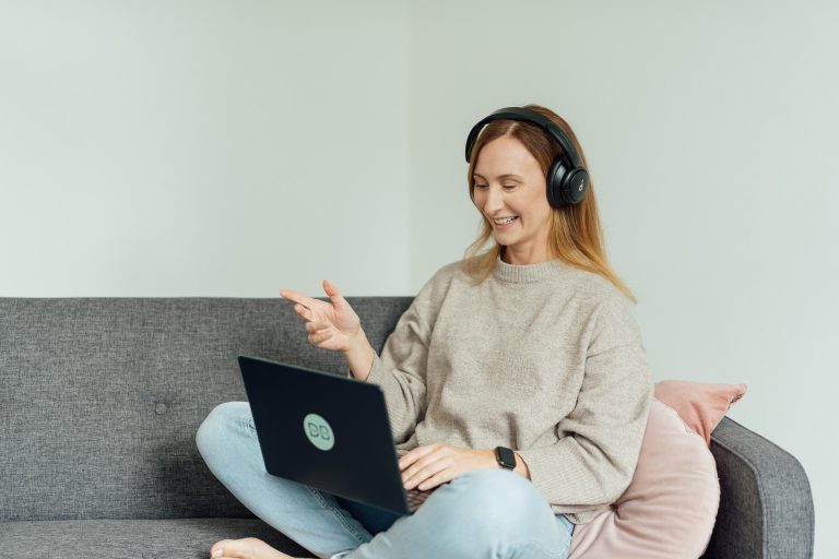 Diana Bluhm bei einem Call am Laptop auf der Couch