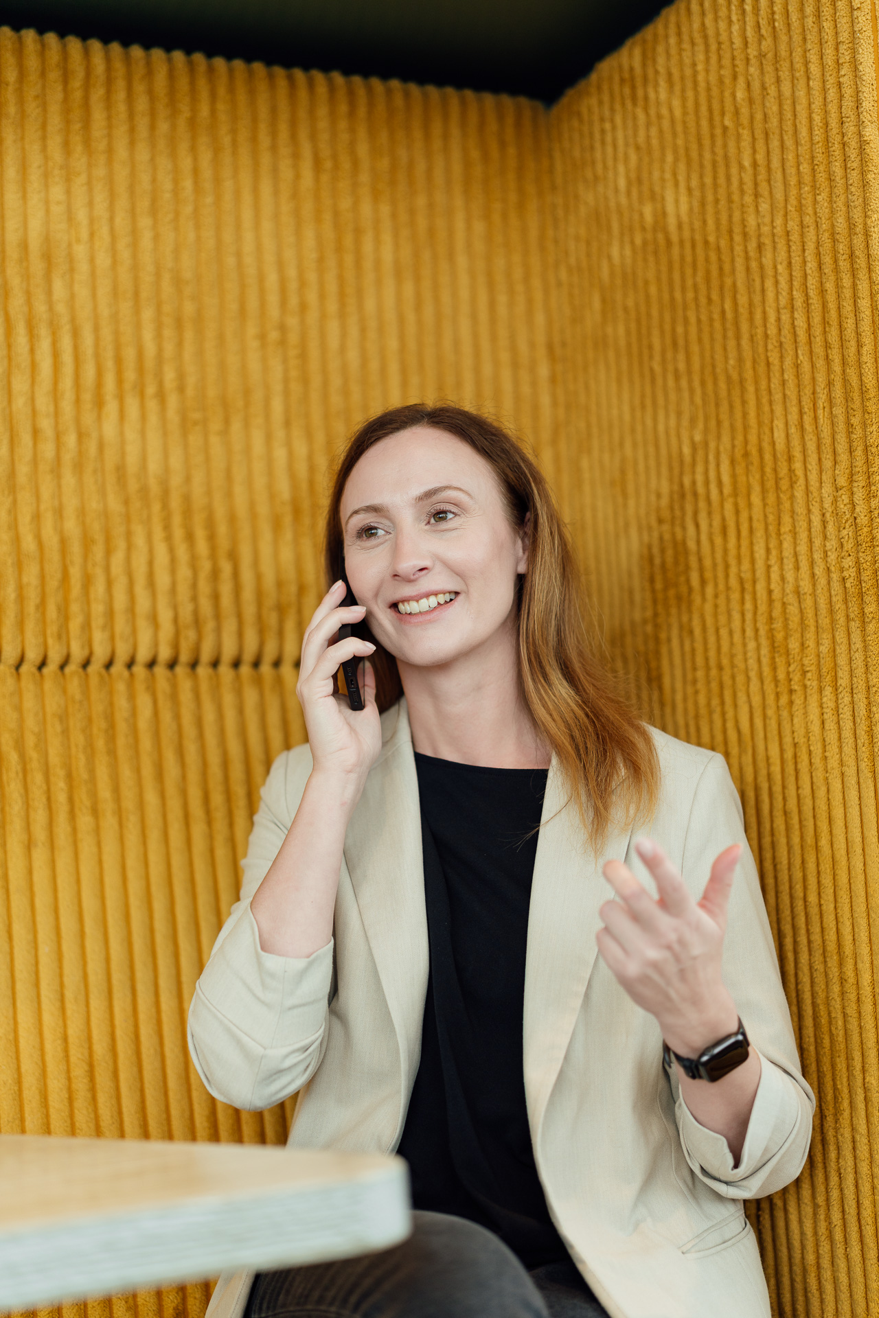 Diana Bluhm redet am Handy