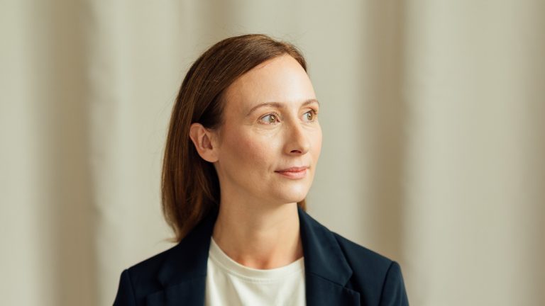 Diana Bluhm schaut nach draußen