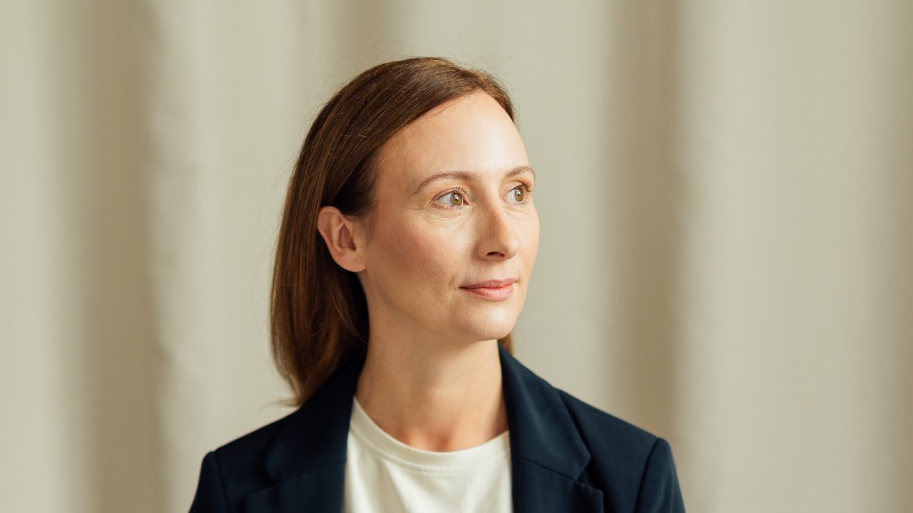 Diana Bluhm schaut nach draußen