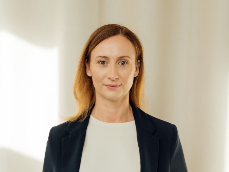 Diana Bluhm schaut in die Kamera