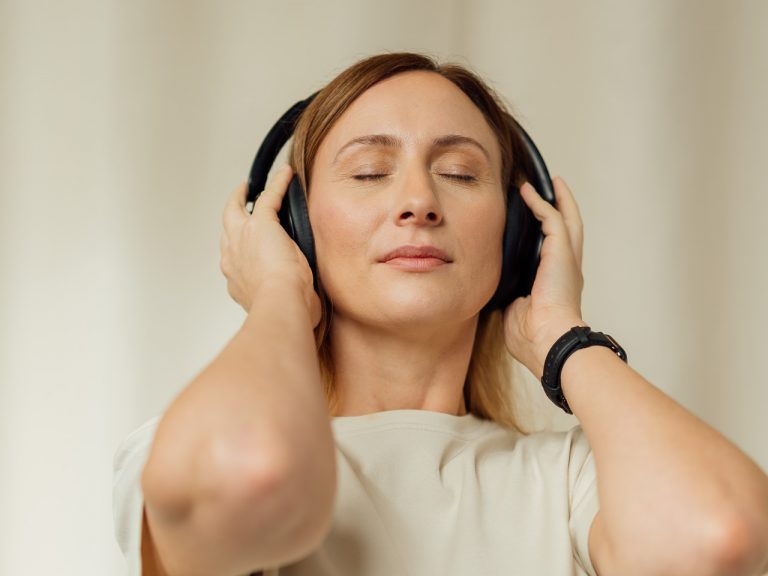 Diana Bluhm hört mit geschlossenen Augen etwas von ihren Kopfhörern