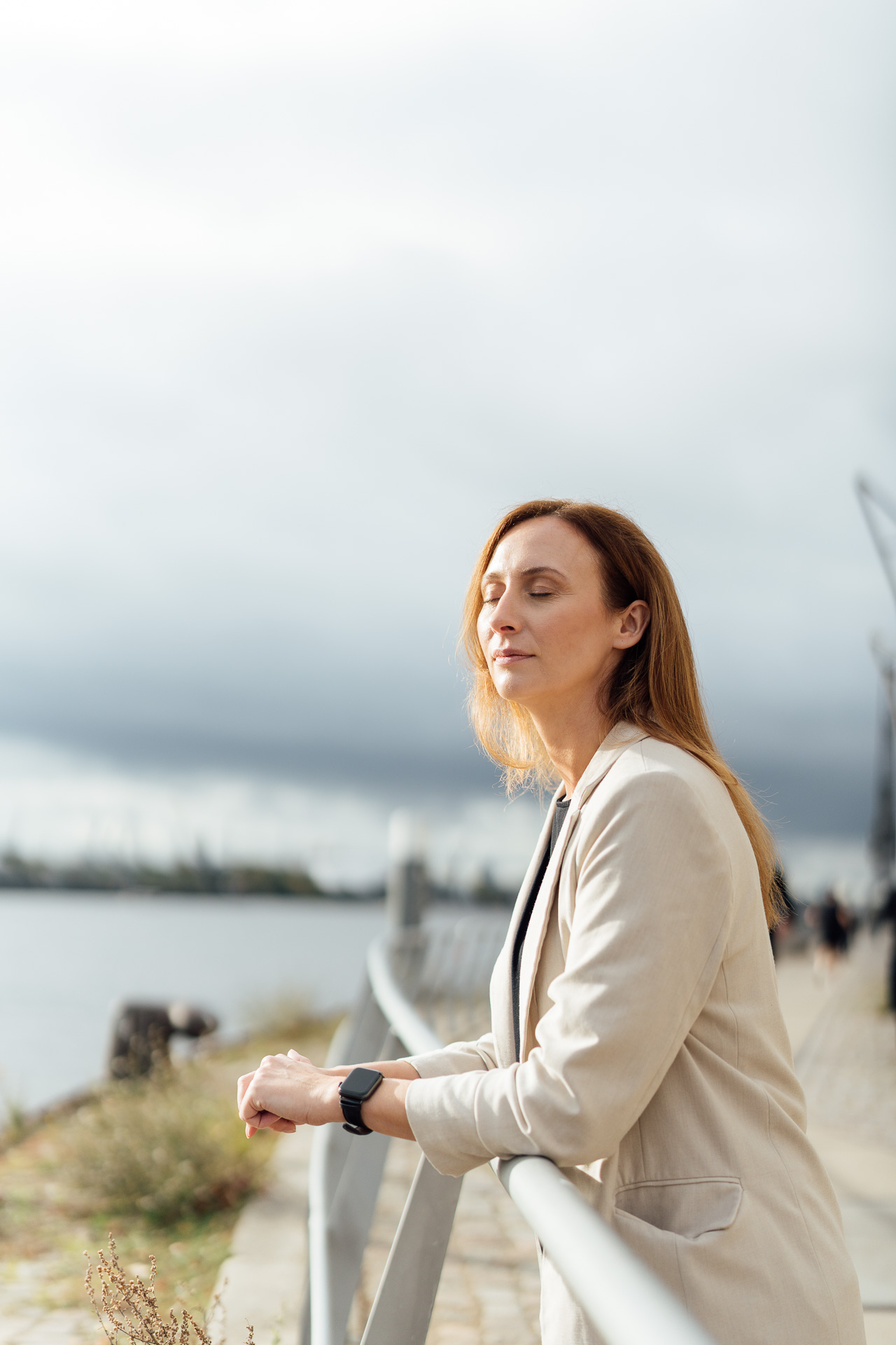 Diana Bluhm steht am Fluss und hat die Augen geschlossen