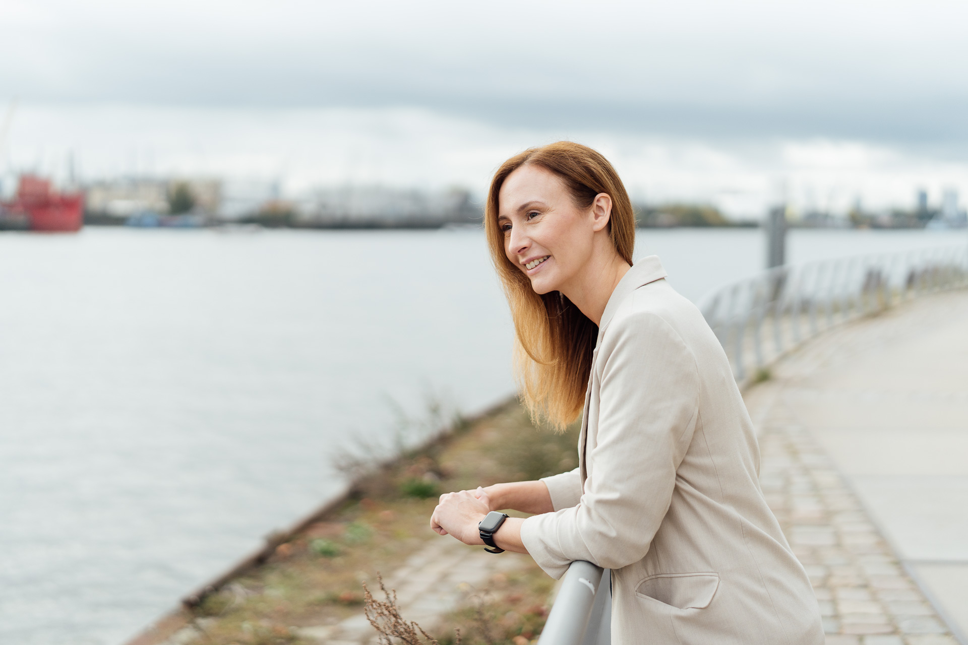 Diana Bluhm guckt auf einen Fluss