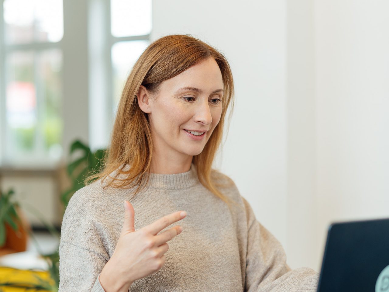 Diana Bluhm vor dem Laptop