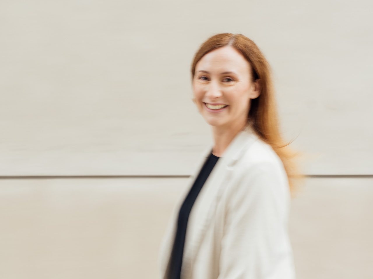 Diana Bluhm lächelt in die Kamera beim Gehen