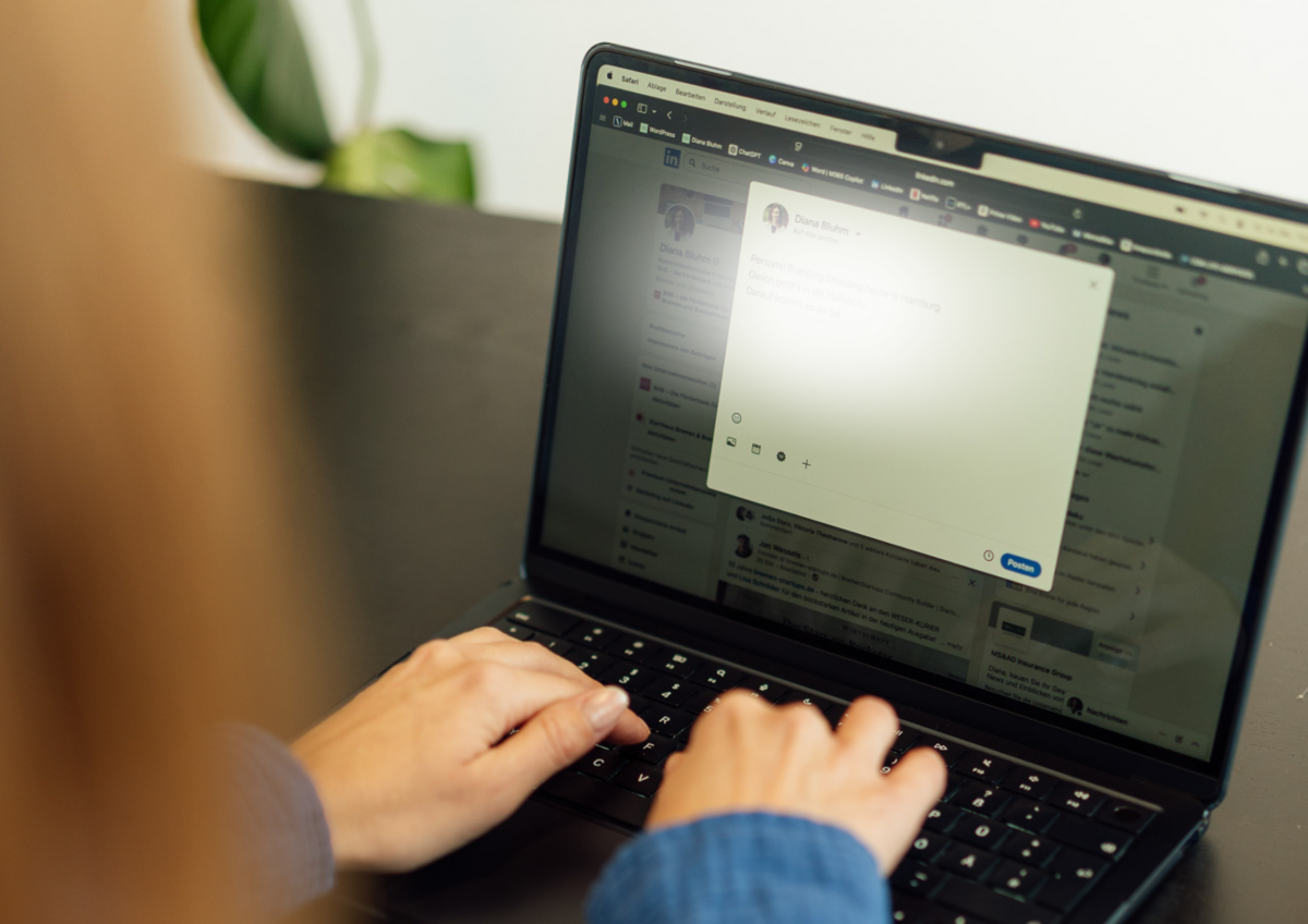 Ein Blick auf den Laptop über die Schulter einer Frau