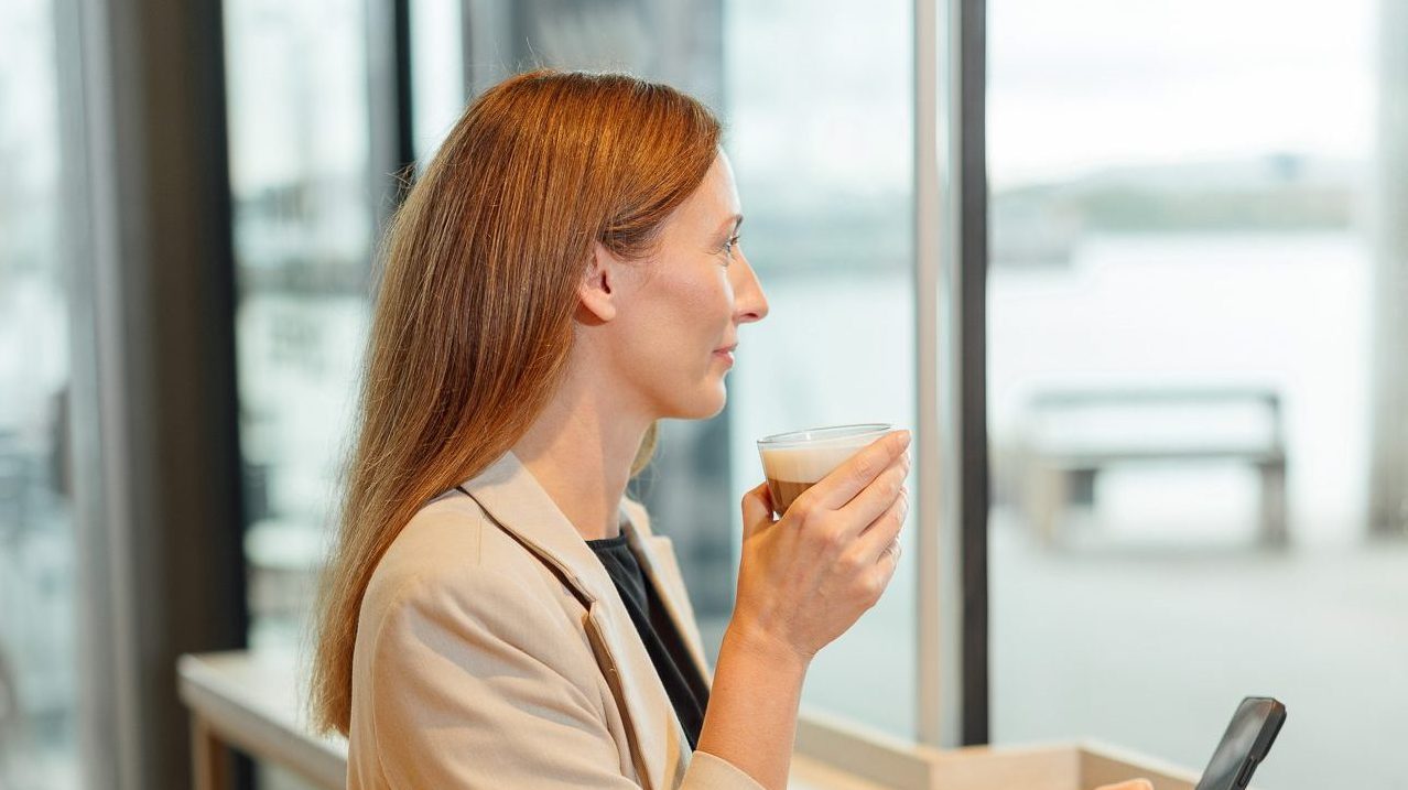 Diana Bluhm sitzt im Café und schaut aus dem Fenster